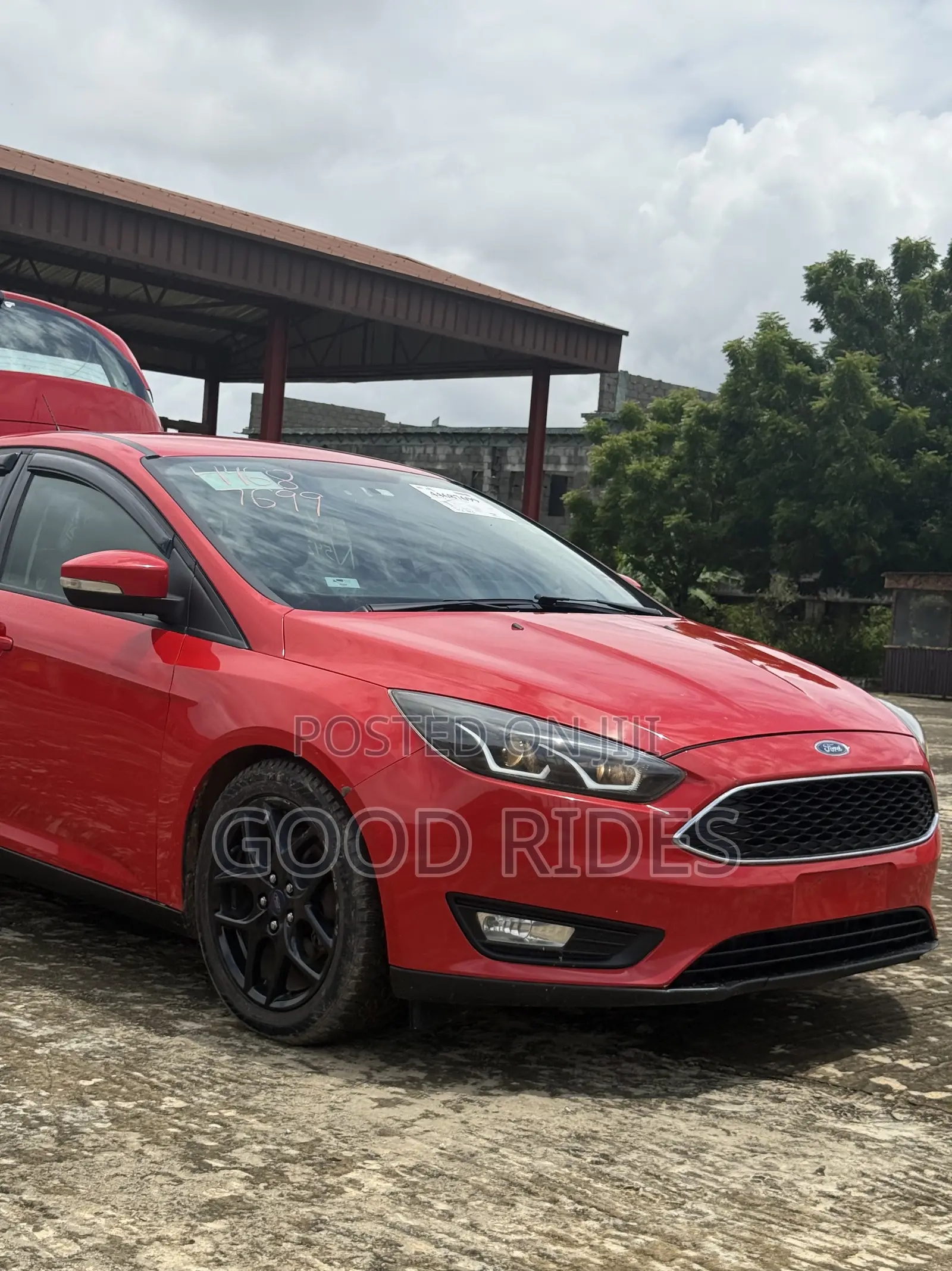 Ford Focus Titanium Hatchback FWD (2.0L 4cyl 6A) 2016 Red