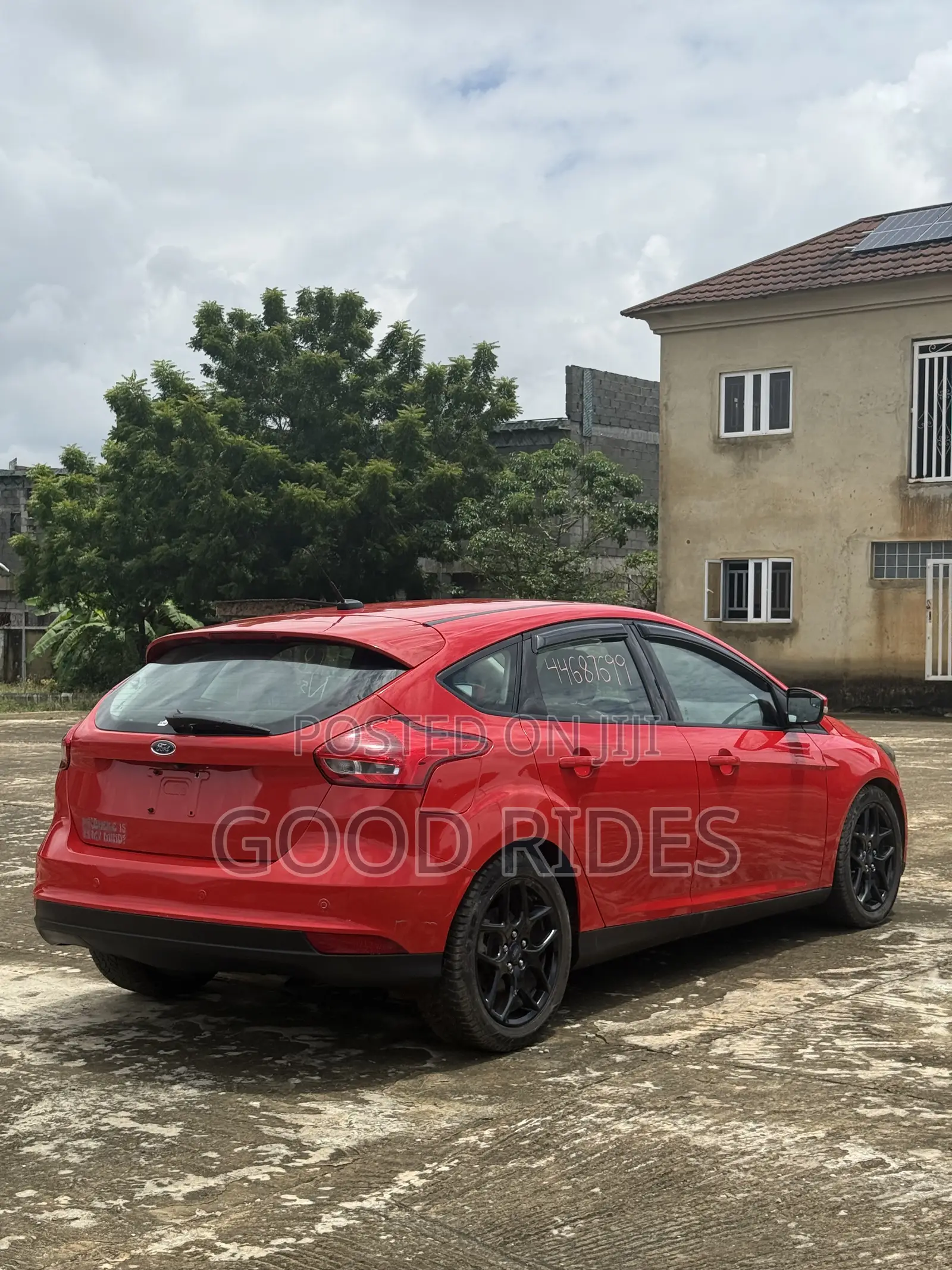 Ford Focus Titanium Hatchback FWD (2.0L 4cyl 6A) 2016 Red