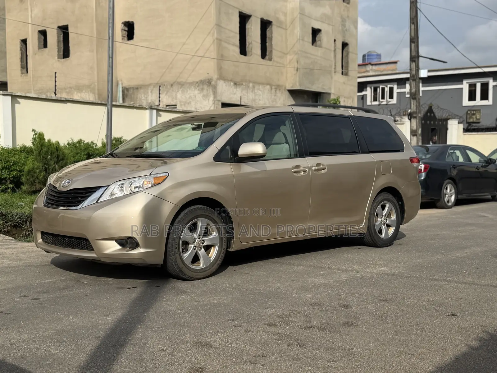 Toyota Sienna LE AWD 7-Passenger 2013 Gold
