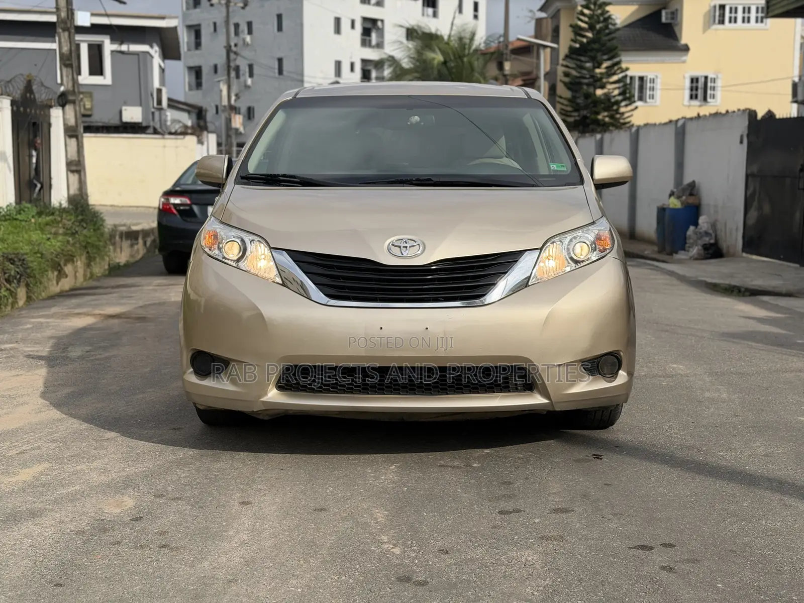 Toyota Sienna LE AWD 7-Passenger 2013 Gold