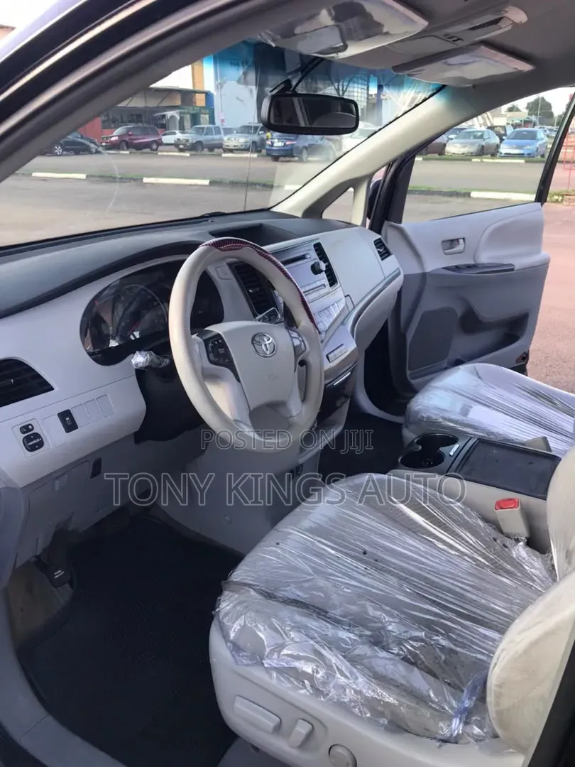 Toyota Sienna LE FWD 8-Passenger 2013 Black