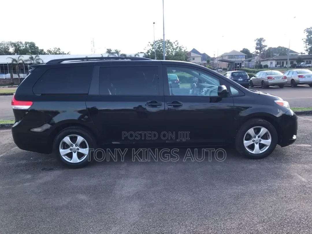 Toyota Sienna LE FWD 8-Passenger 2013 Black