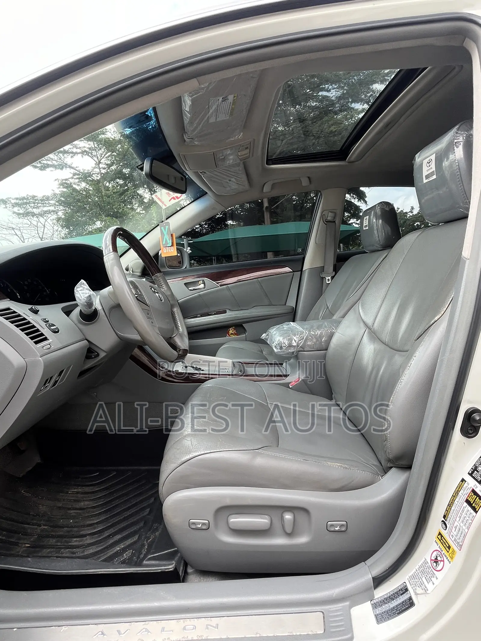Toyota Avalon 2010 White