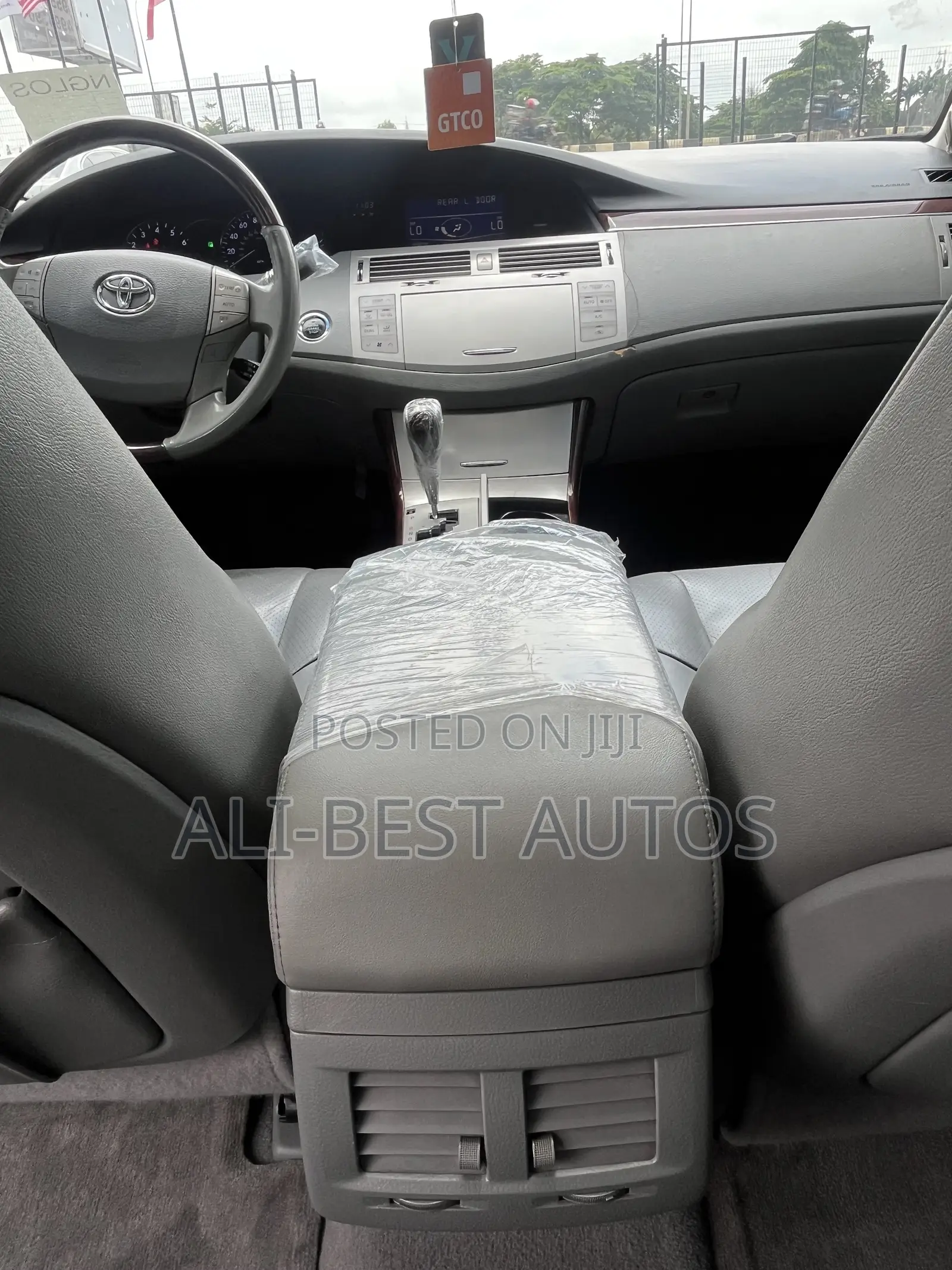 Toyota Avalon 2010 White