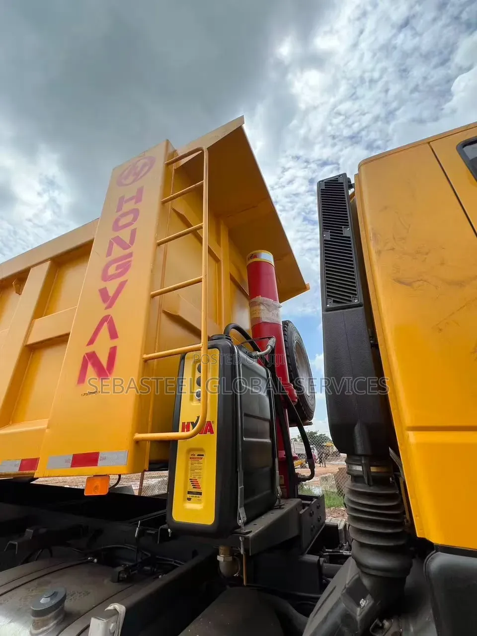 Hongyan Heavy-Duty Truck / Tipper