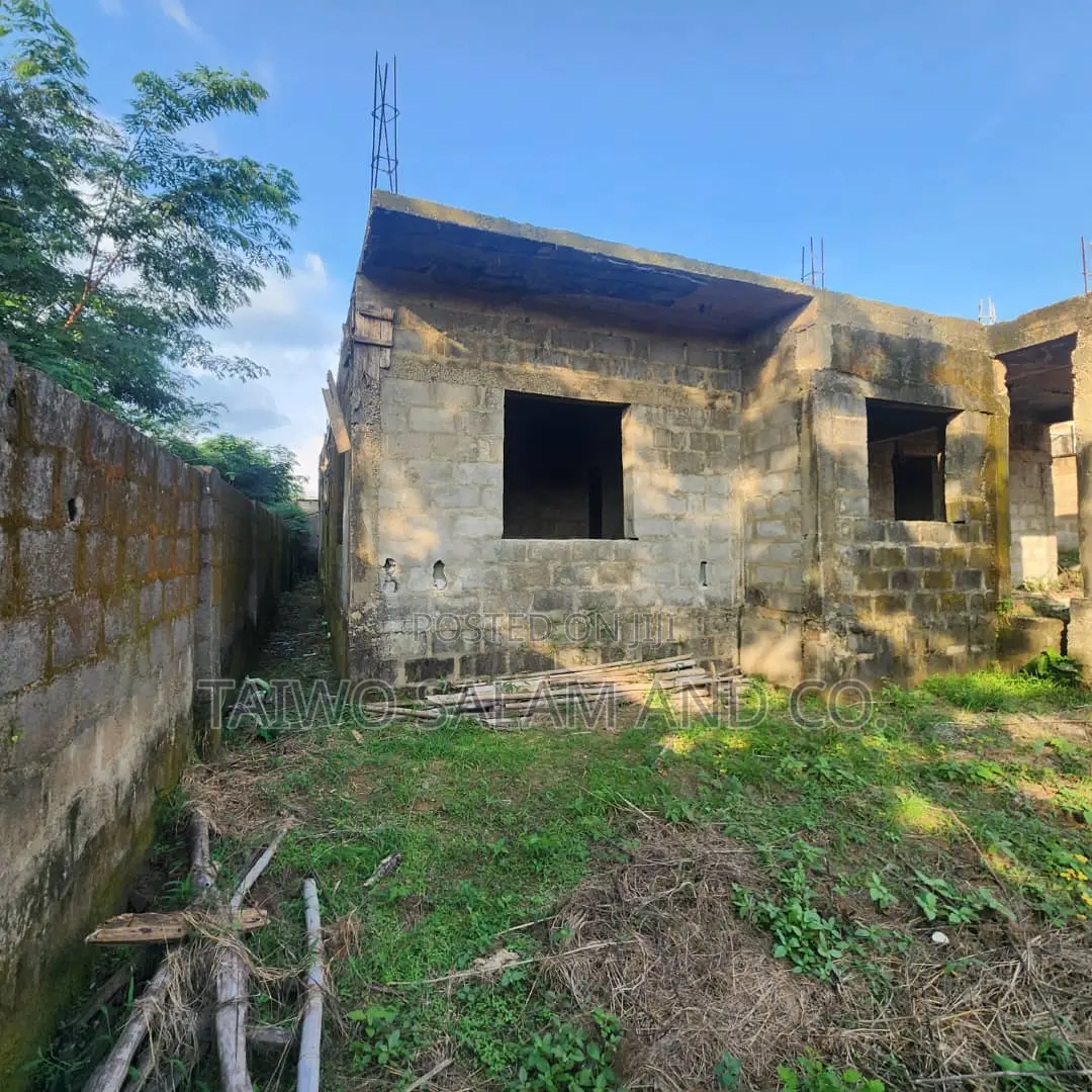 4bdrm Duplex in Jericho for sale