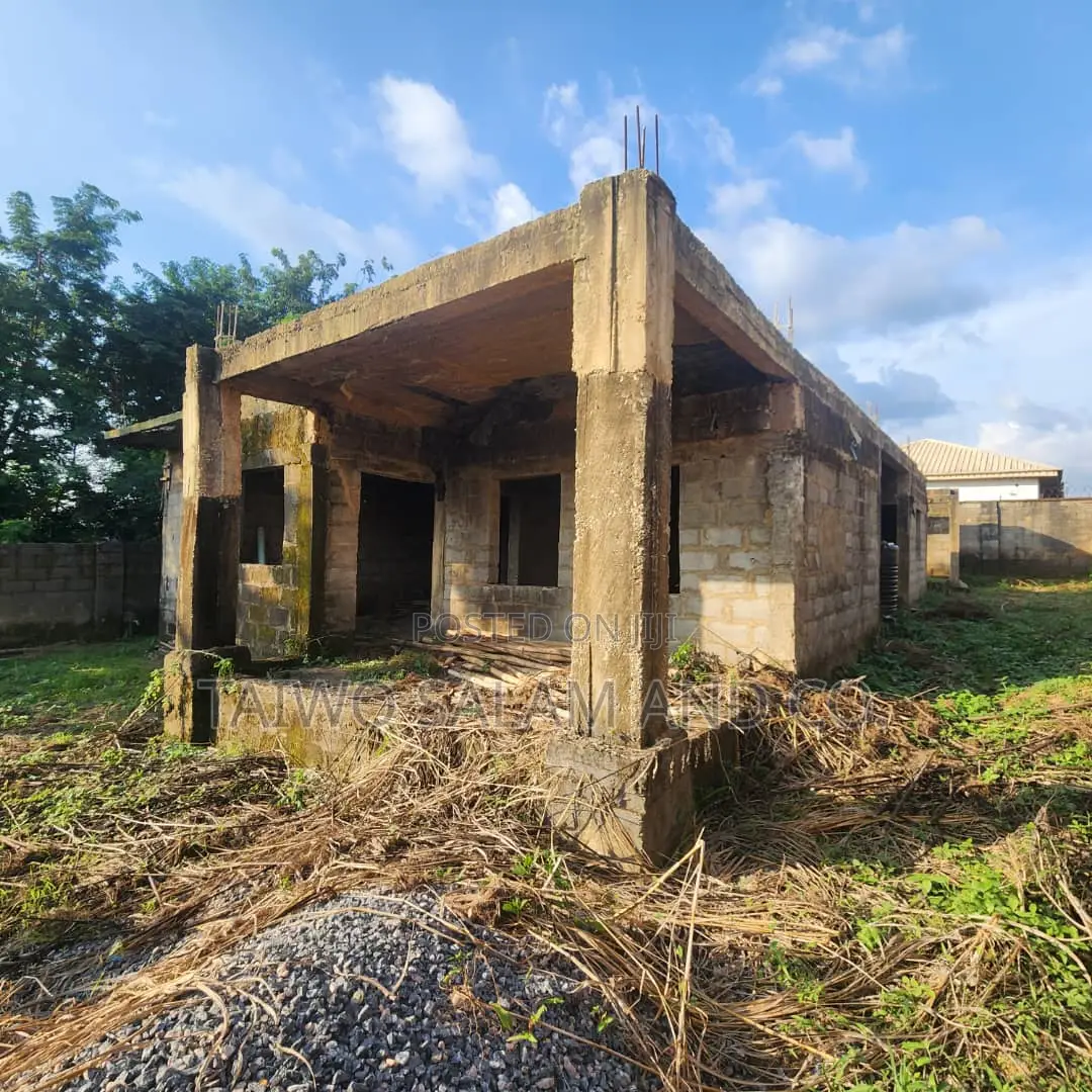 4bdrm Duplex in Jericho for sale