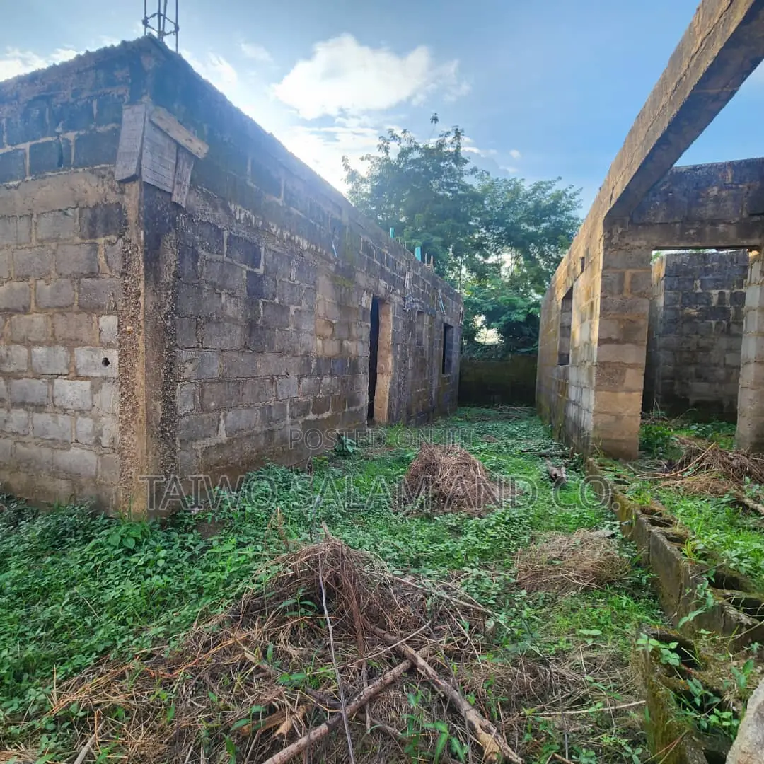 4bdrm Duplex in Jericho for sale