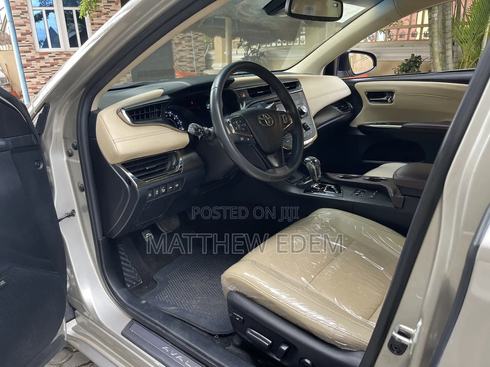 Toyota Avalon Limited Sedan FWD (3.5L 6cyl 6A) 2017 Gold