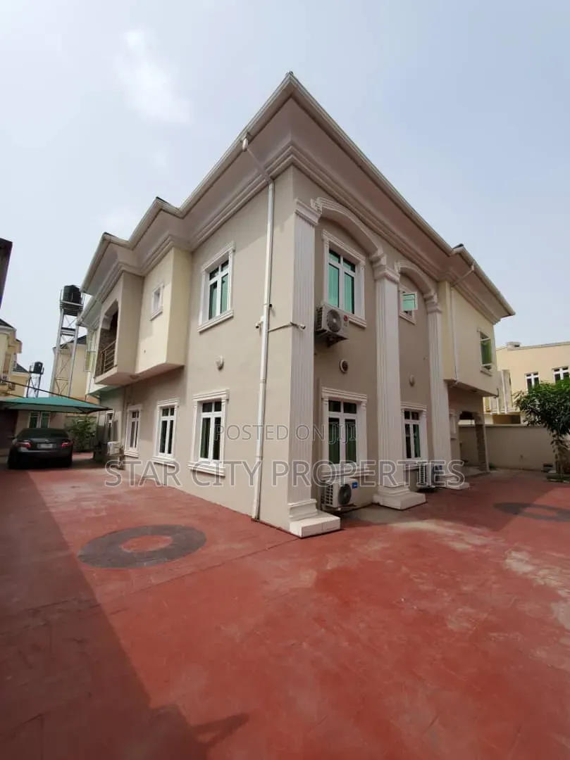 5bdrm House in Ikota Lekki for sale