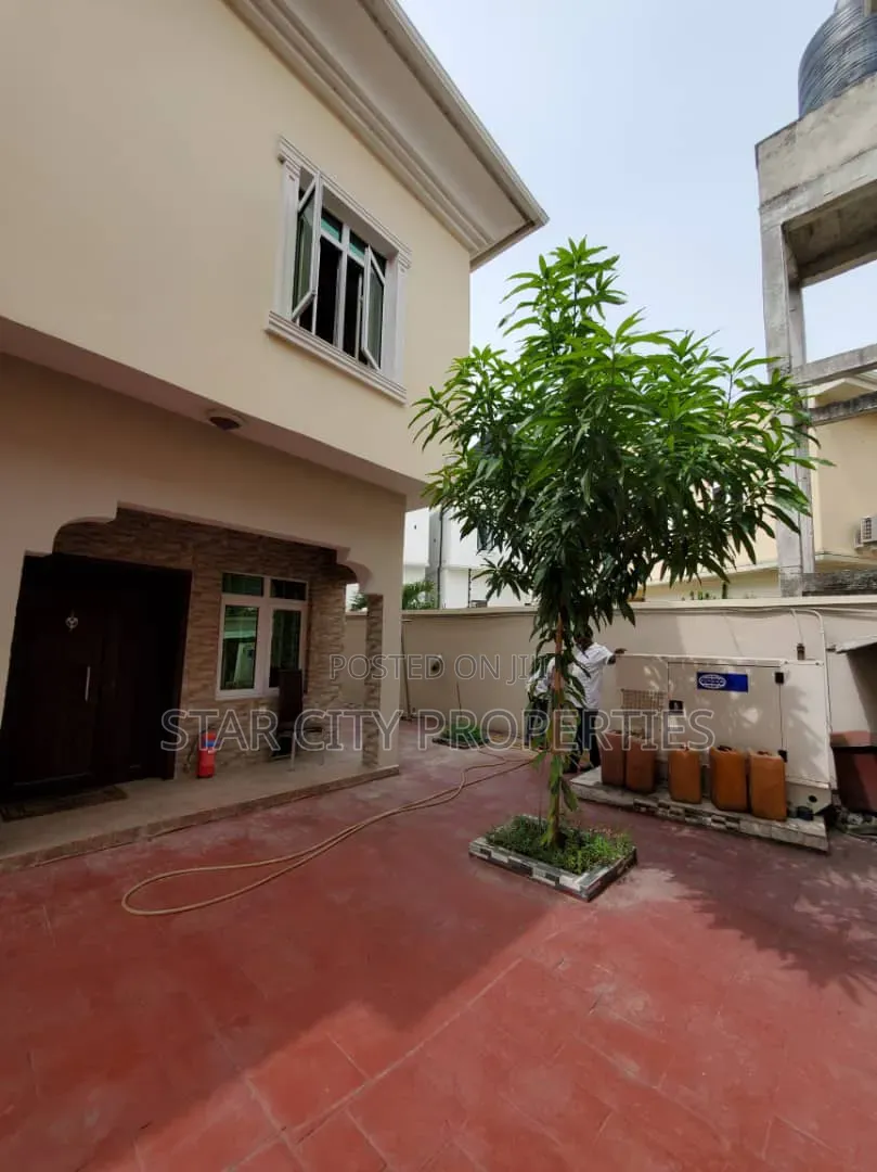 5bdrm House in Ikota Lekki for sale