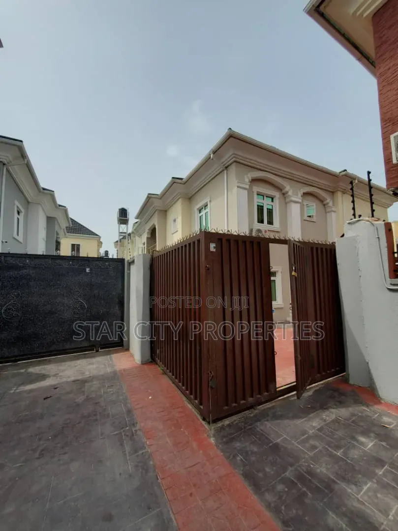 5bdrm House in Ikota Lekki for sale