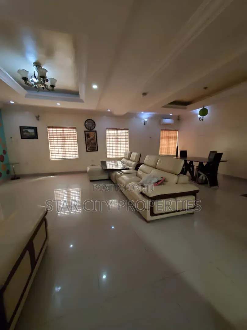 5bdrm House in Ikota Lekki for sale