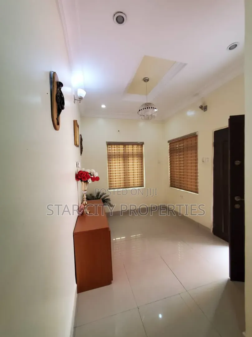 5bdrm House in Ikota Lekki for sale