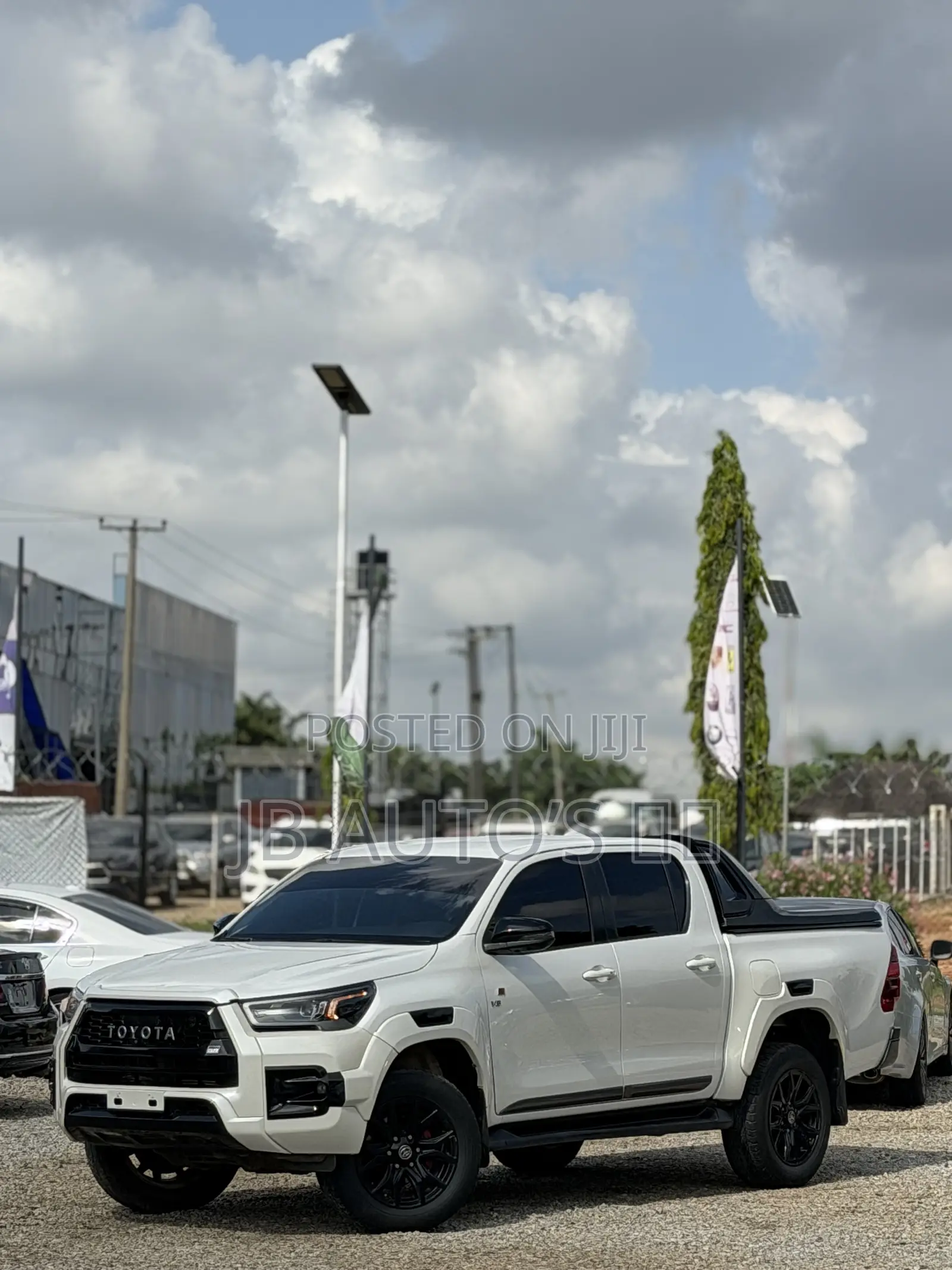 Toyota Hilux 2022 White