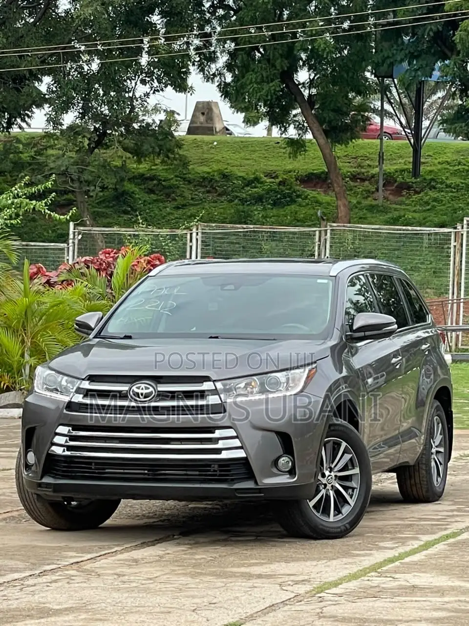 Toyota Highlander XLE 4x4 V6 (3.5L 6cyl 8A) 2017 Gray