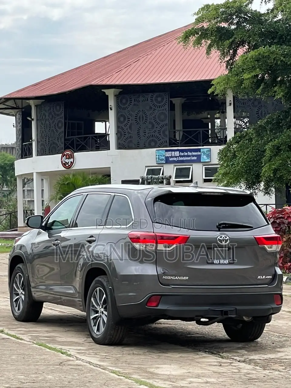 Toyota Highlander XLE 4x4 V6 (3.5L 6cyl 8A) 2017 Gray