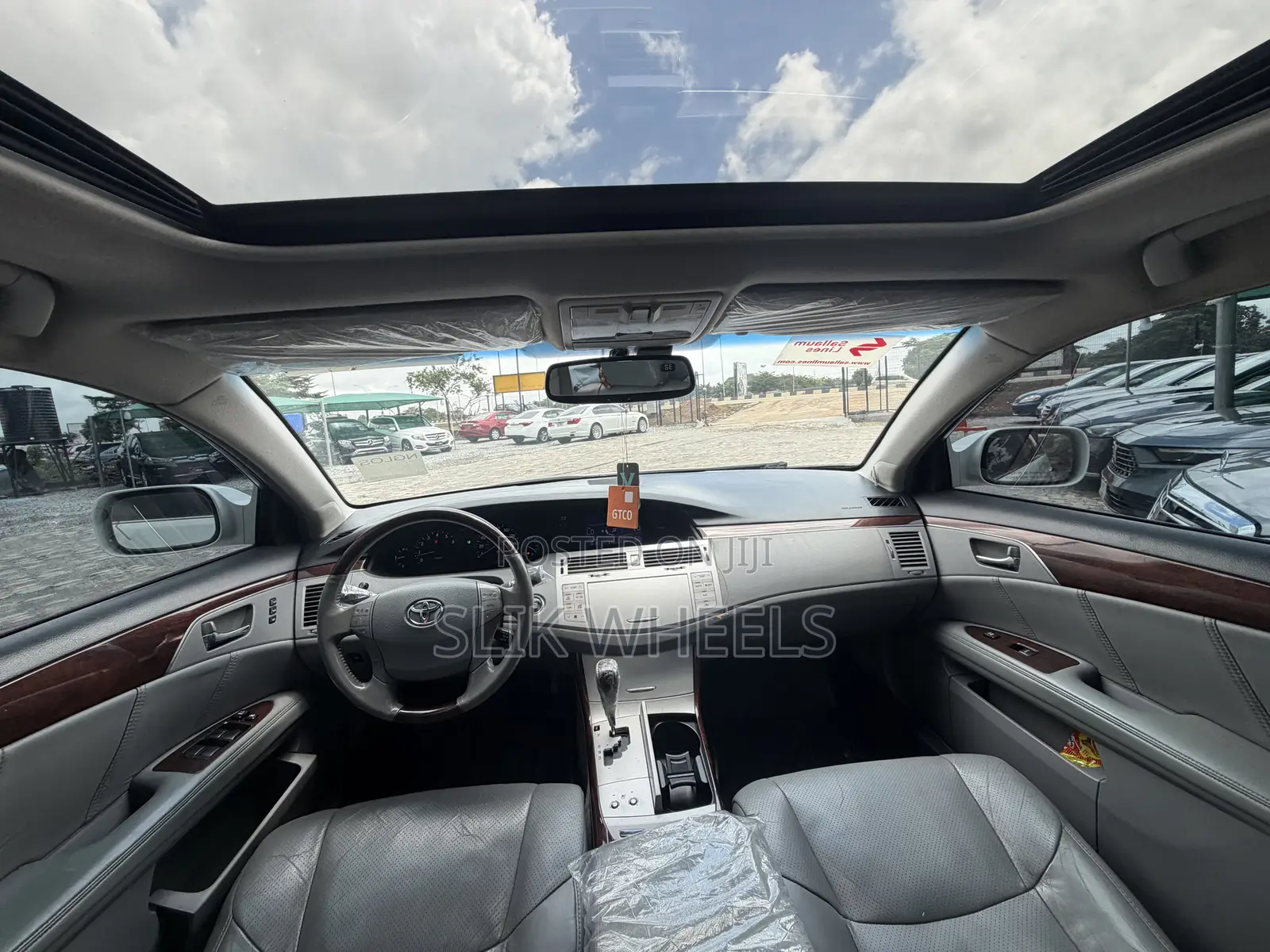 Toyota Avalon Limited 2010 White