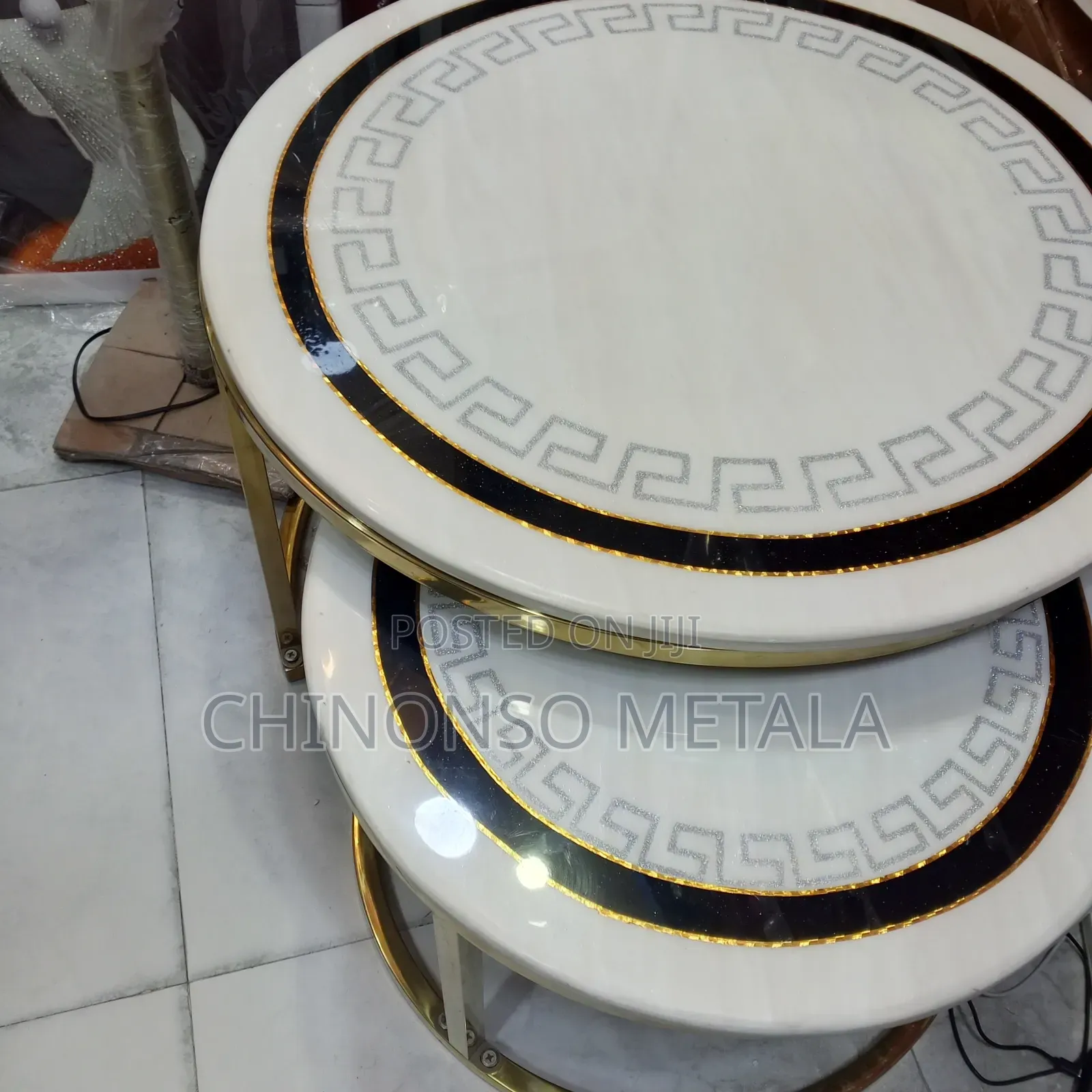 Quality Mirror Top Accent Center Table