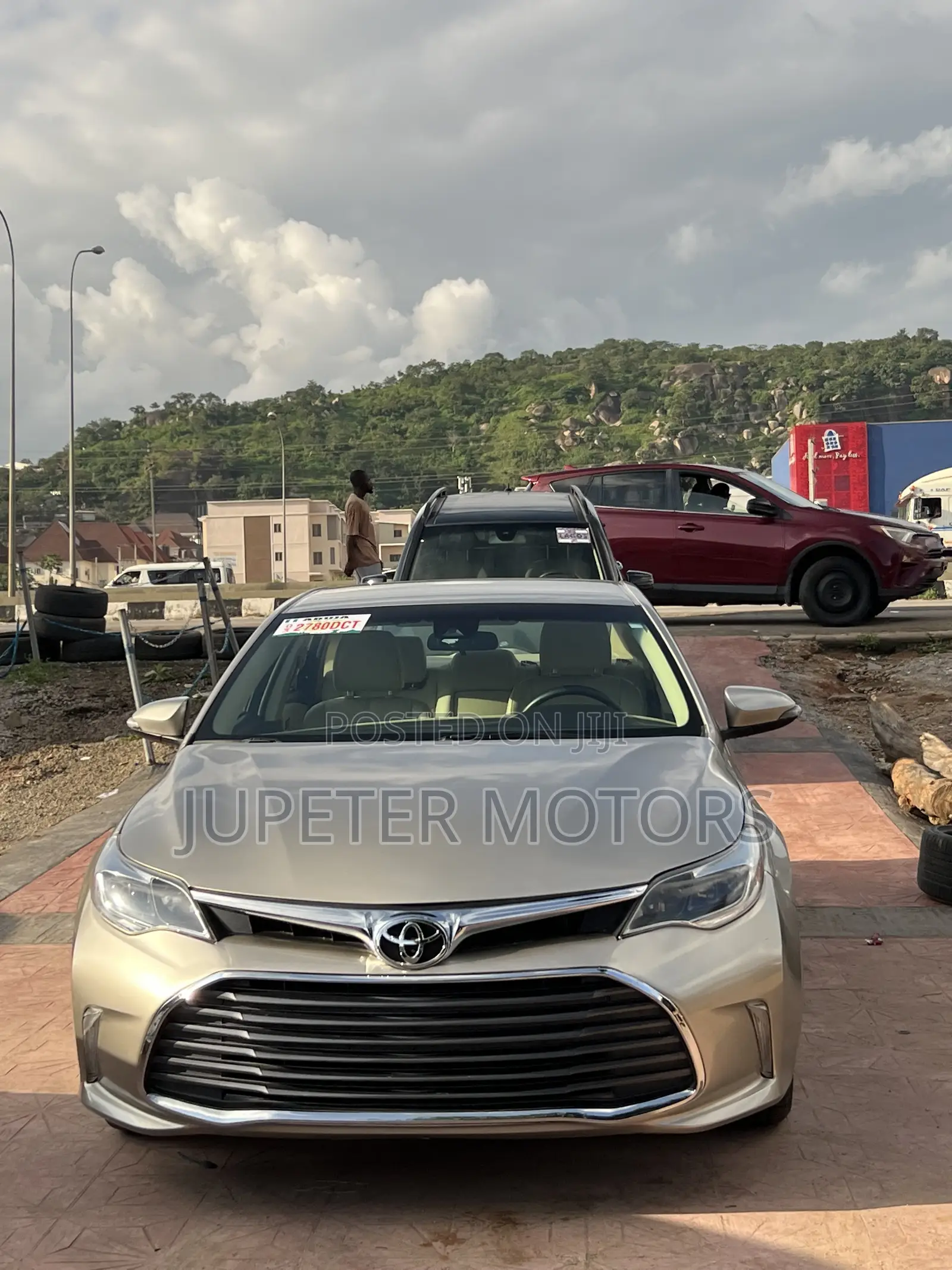 Toyota Avalon XLE Plus Sedan FWD (3.5L 6cyl 6A) 2017 Gold