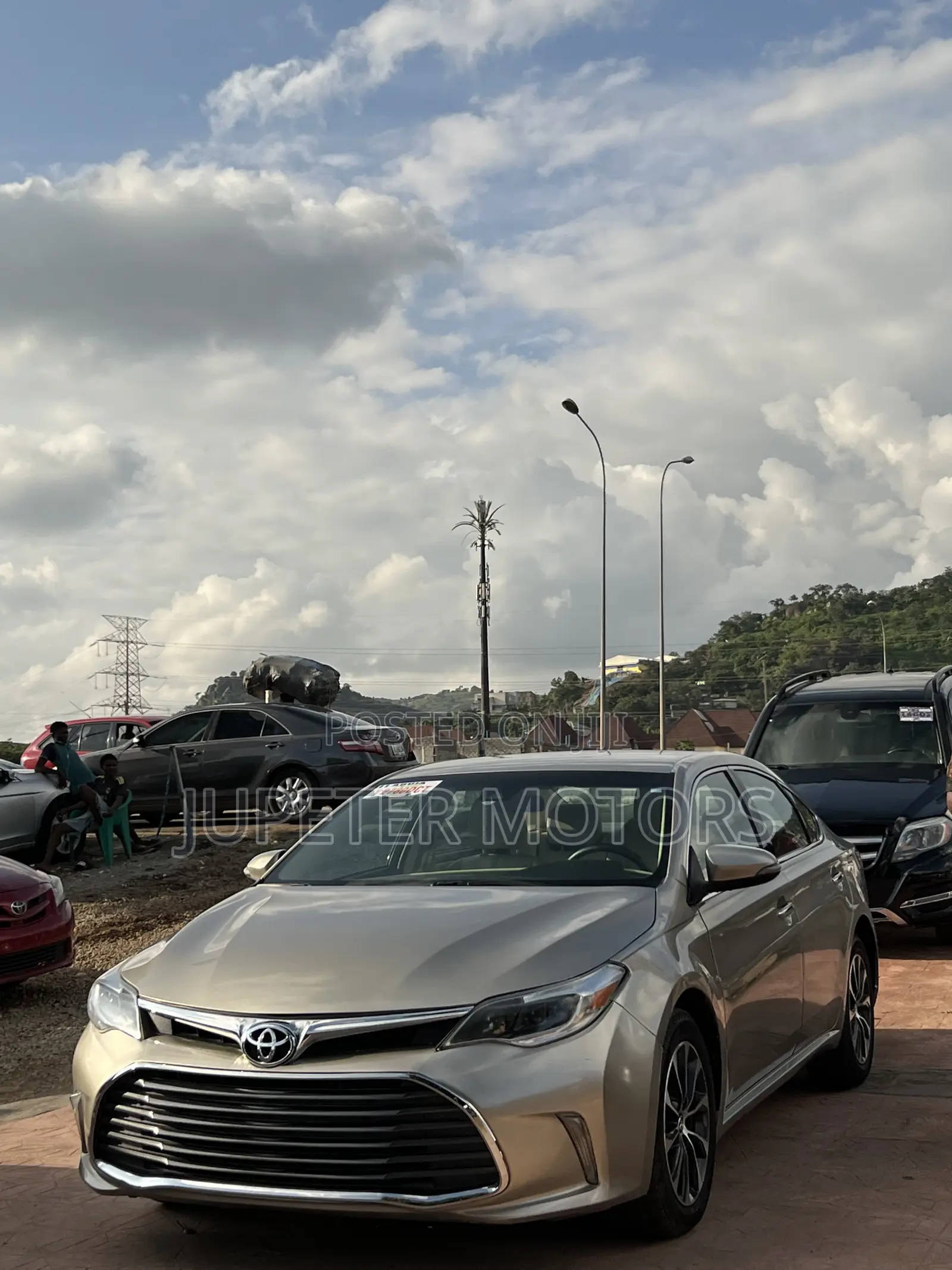 Toyota Avalon XLE Plus Sedan FWD (3.5L 6cyl 6A) 2017 Gold