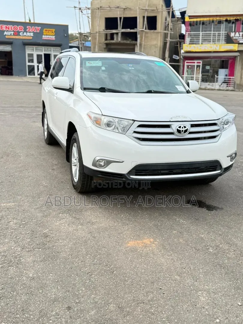 Toyota Highlander SE 2012 White