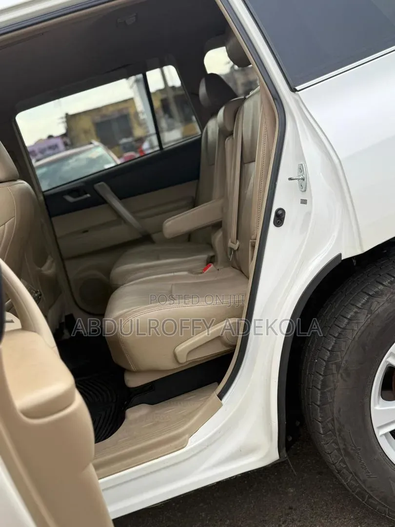 Toyota Highlander SE 2012 White