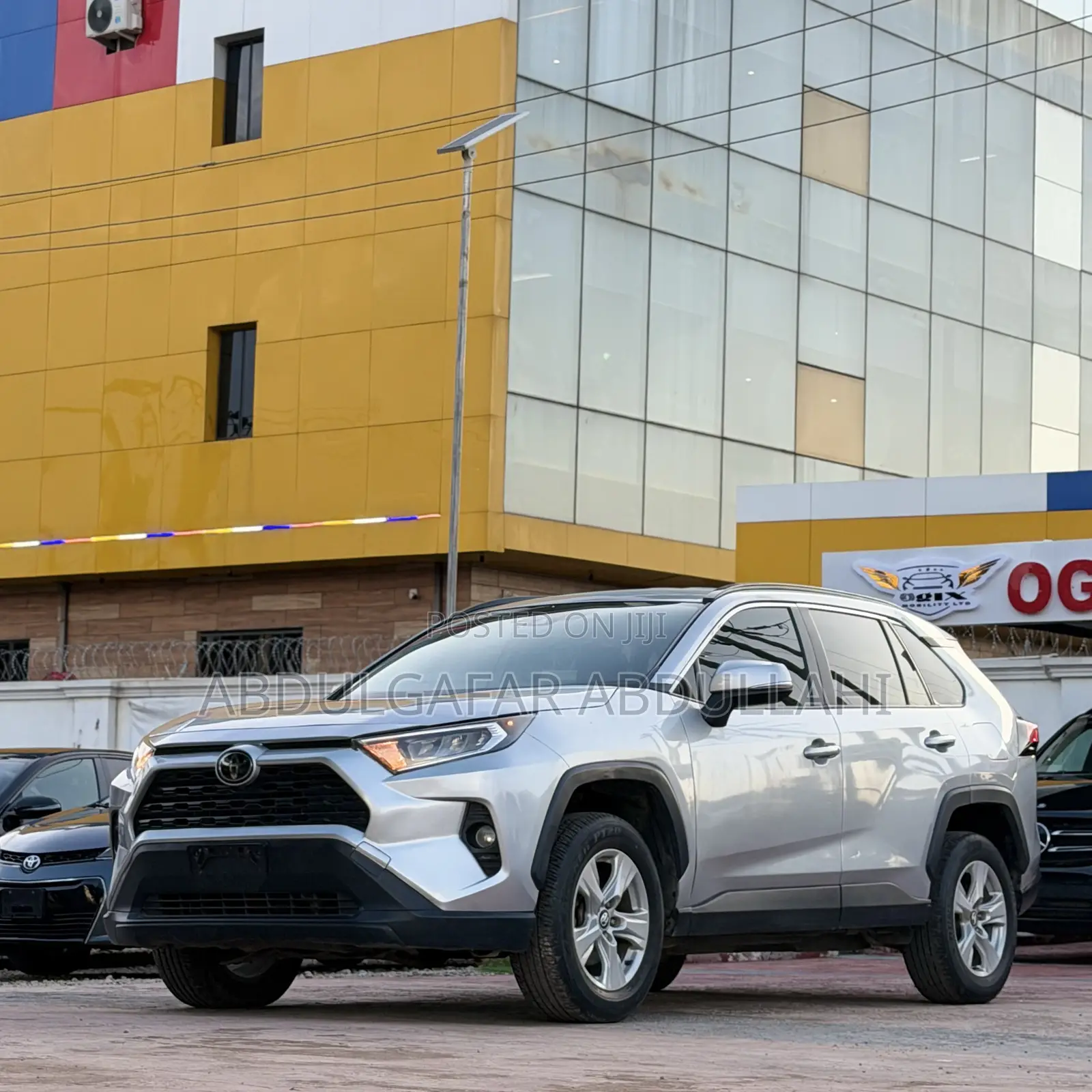 Toyota RAV4 XLE FWD 2019 Silver
