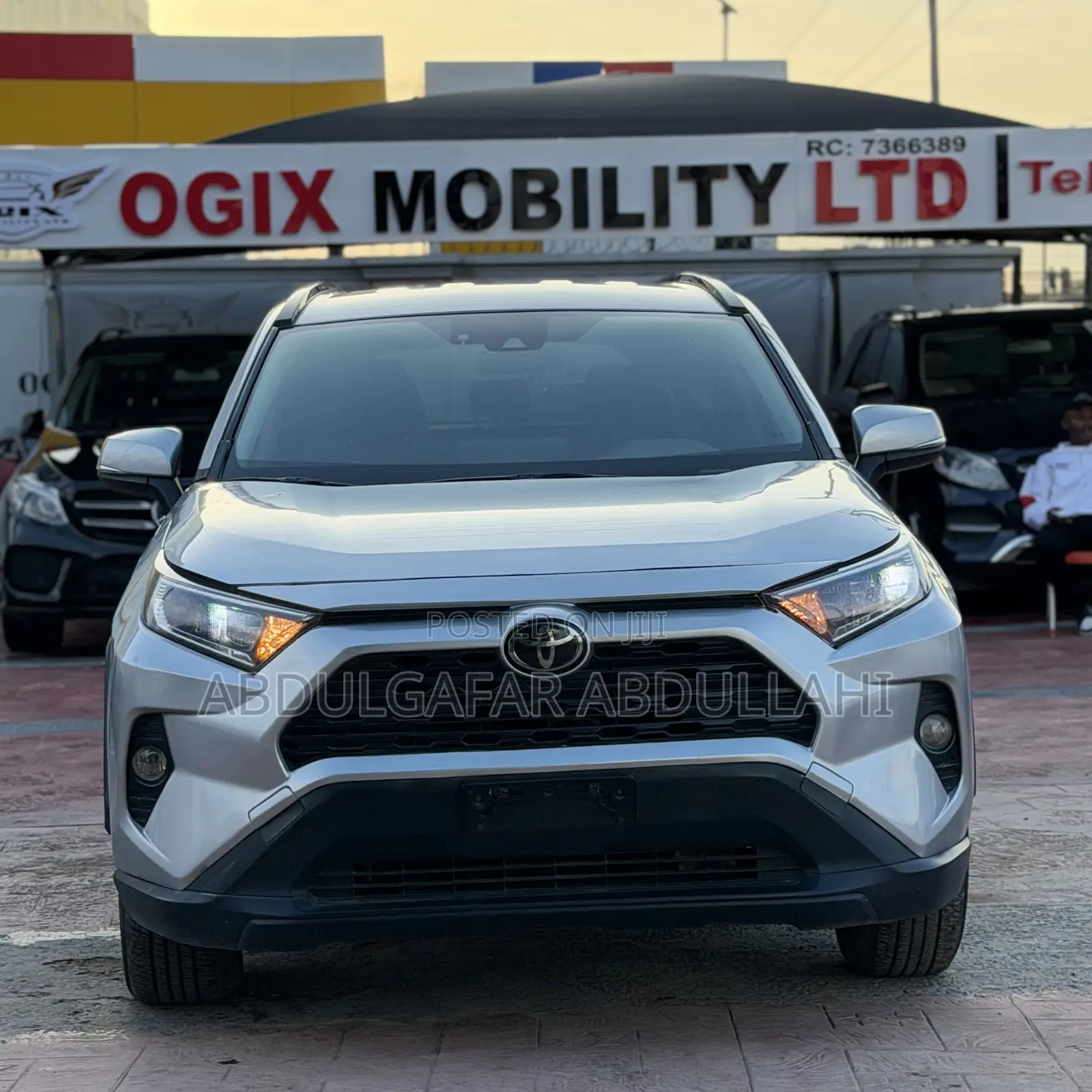 Toyota RAV4 XLE FWD 2019 Silver