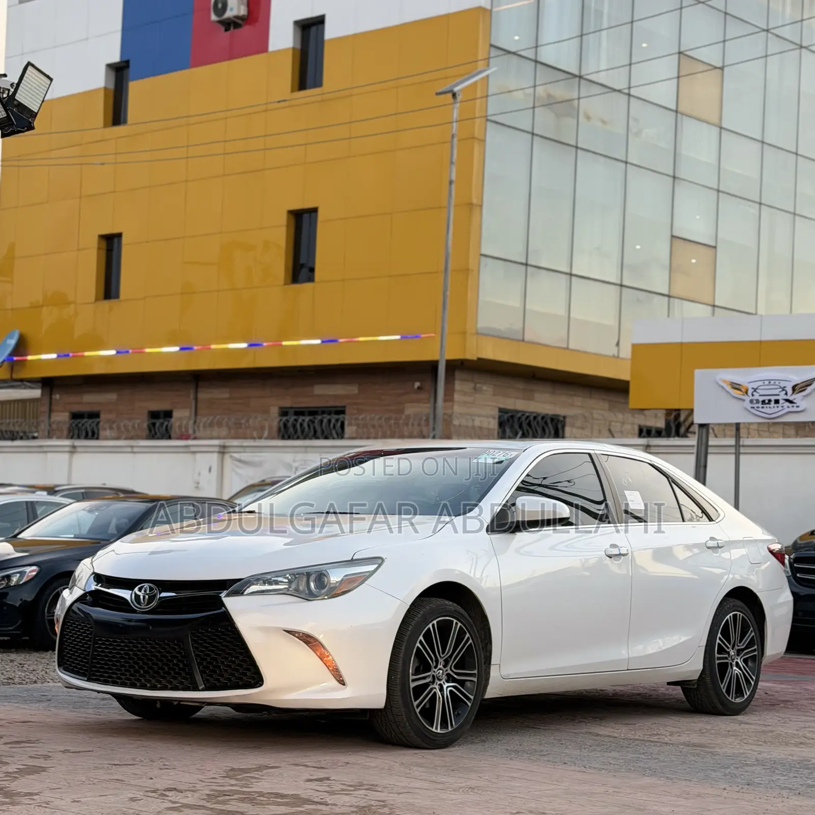 Toyota Camry SE w/Special Edition Pkg (2.5L 4cyl 6A) 2016 White