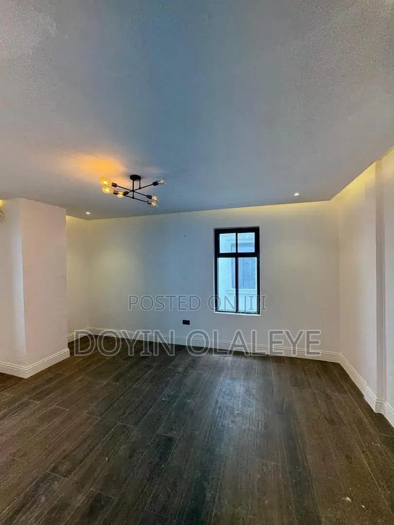 4bdrm Duplex in Banana Island for sale