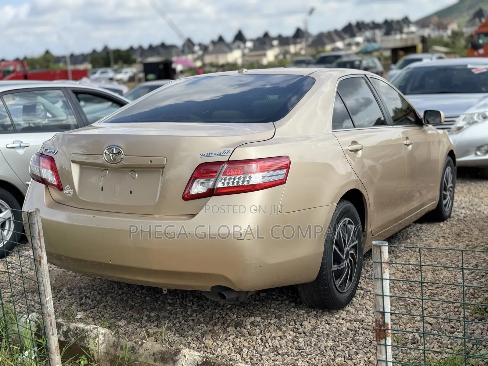 Toyota Camry LE 4dr Sedan (2.5L 4cyl 6AM) 2010 Gold