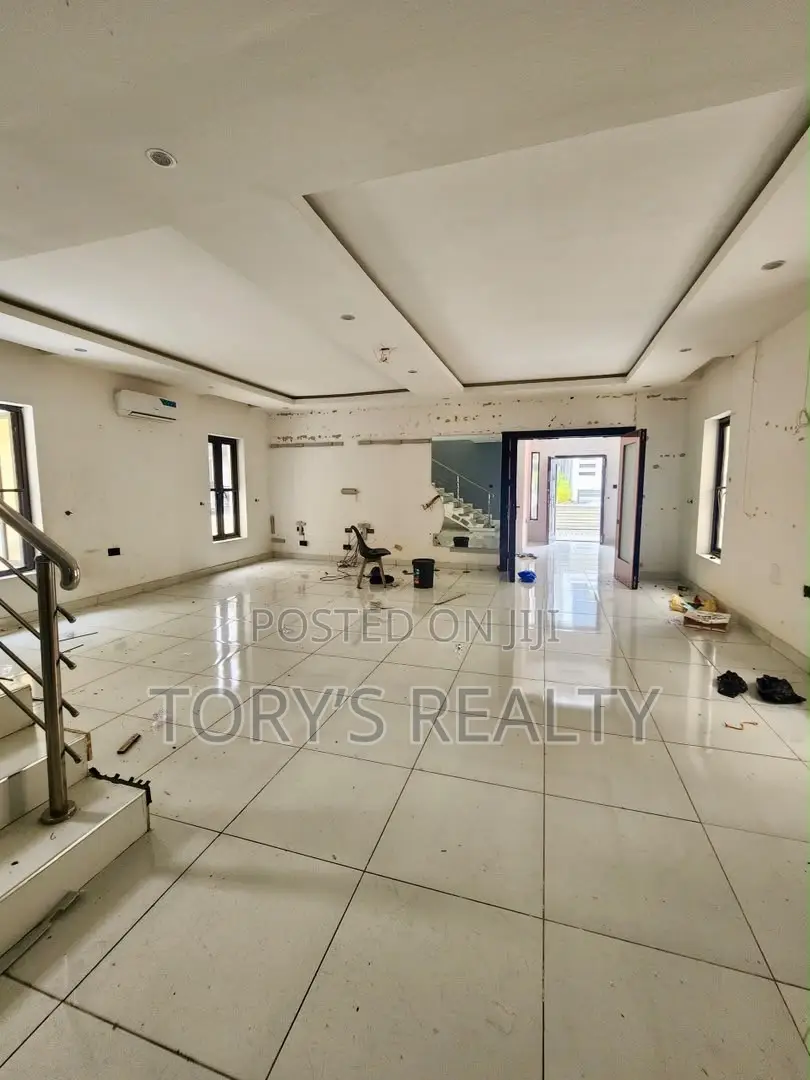 5bdrm Duplex in Chevron for rent