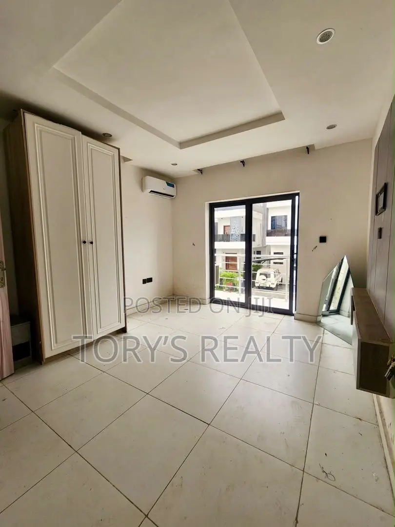 5bdrm Duplex in Chevron for rent