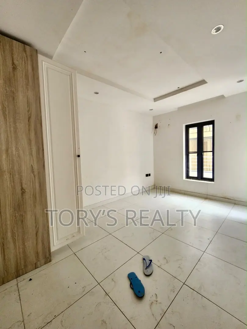 5bdrm Duplex in Chevron for rent