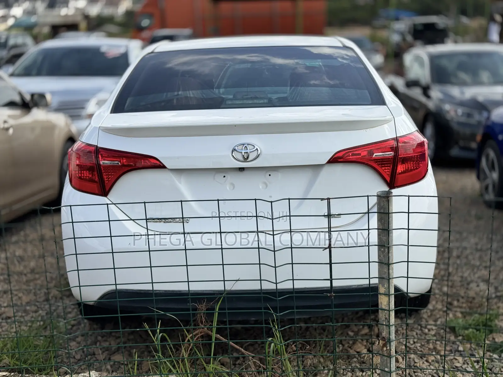 Toyota Corolla SE (1.8L 4cyl 2A) 2018 White
