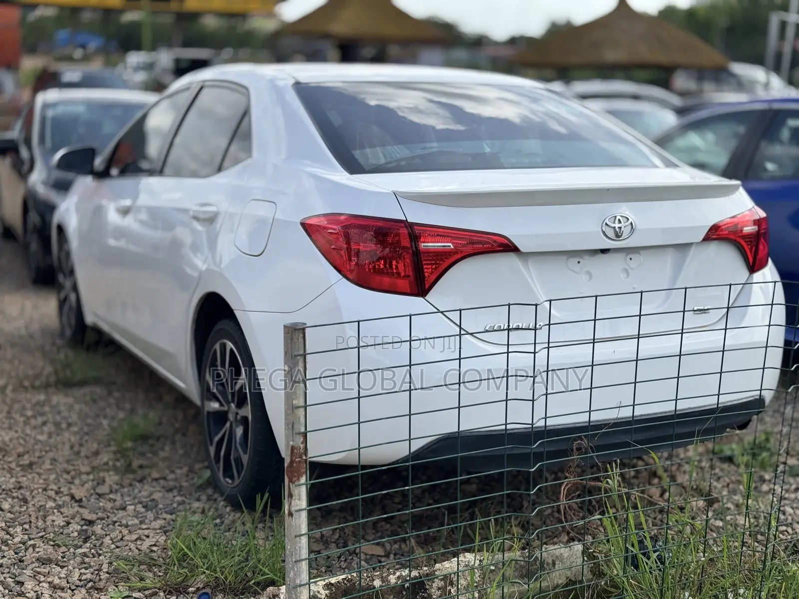 Toyota Corolla SE (1.8L 4cyl 2A) 2018 White