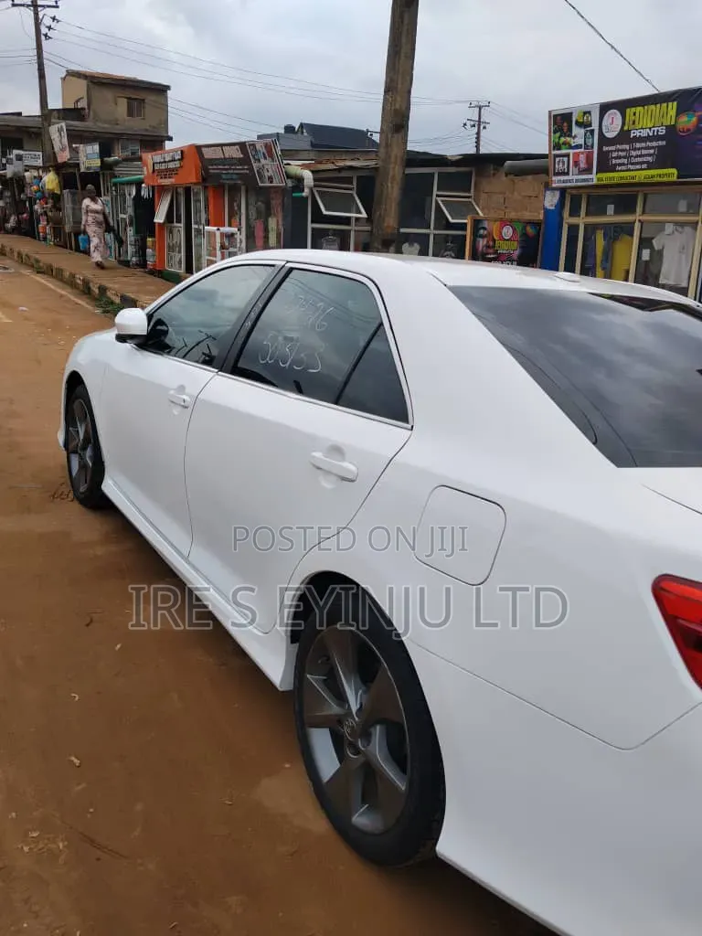 Toyota Camry SE 4dr Sedan (2.5L 4cyl 6A) 2013 White