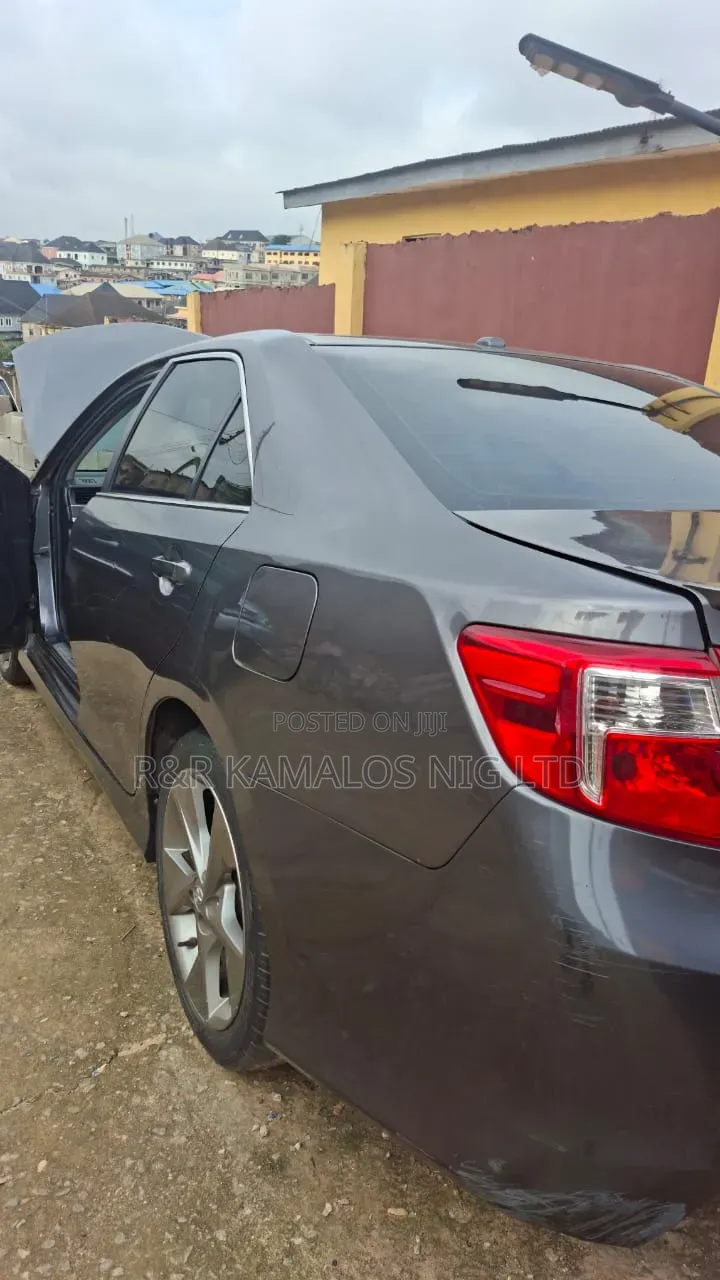 Toyota Camry SE Sport 4dr Sedan w/Prod. End 11/13 (2.5L 4cyl 6A) 2014
