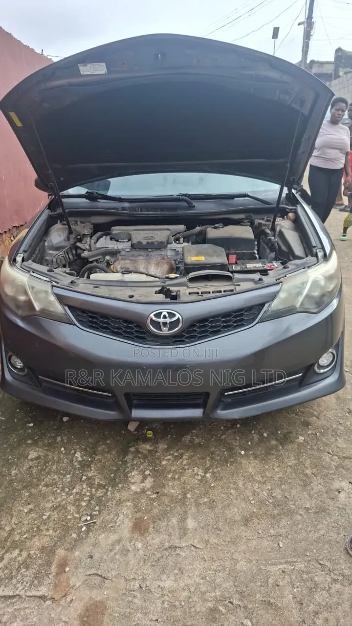 Toyota Camry SE Sport 4dr Sedan w/Prod. End 11/13 (2.5L 4cyl 6A) 2014