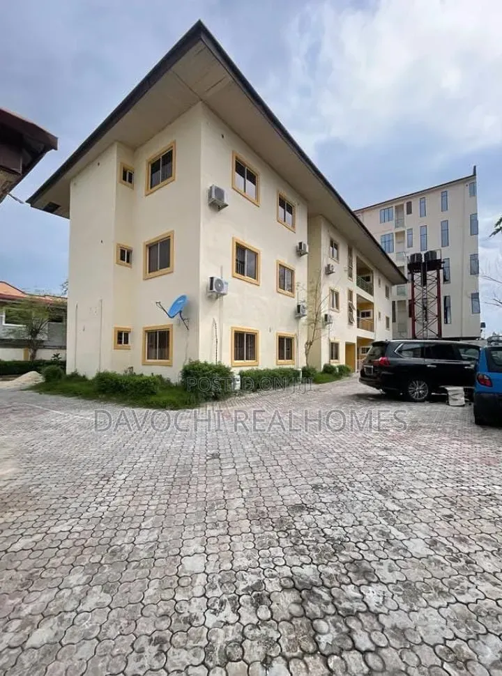 3bdrm Apartment in Lekki Phase 1 for rent