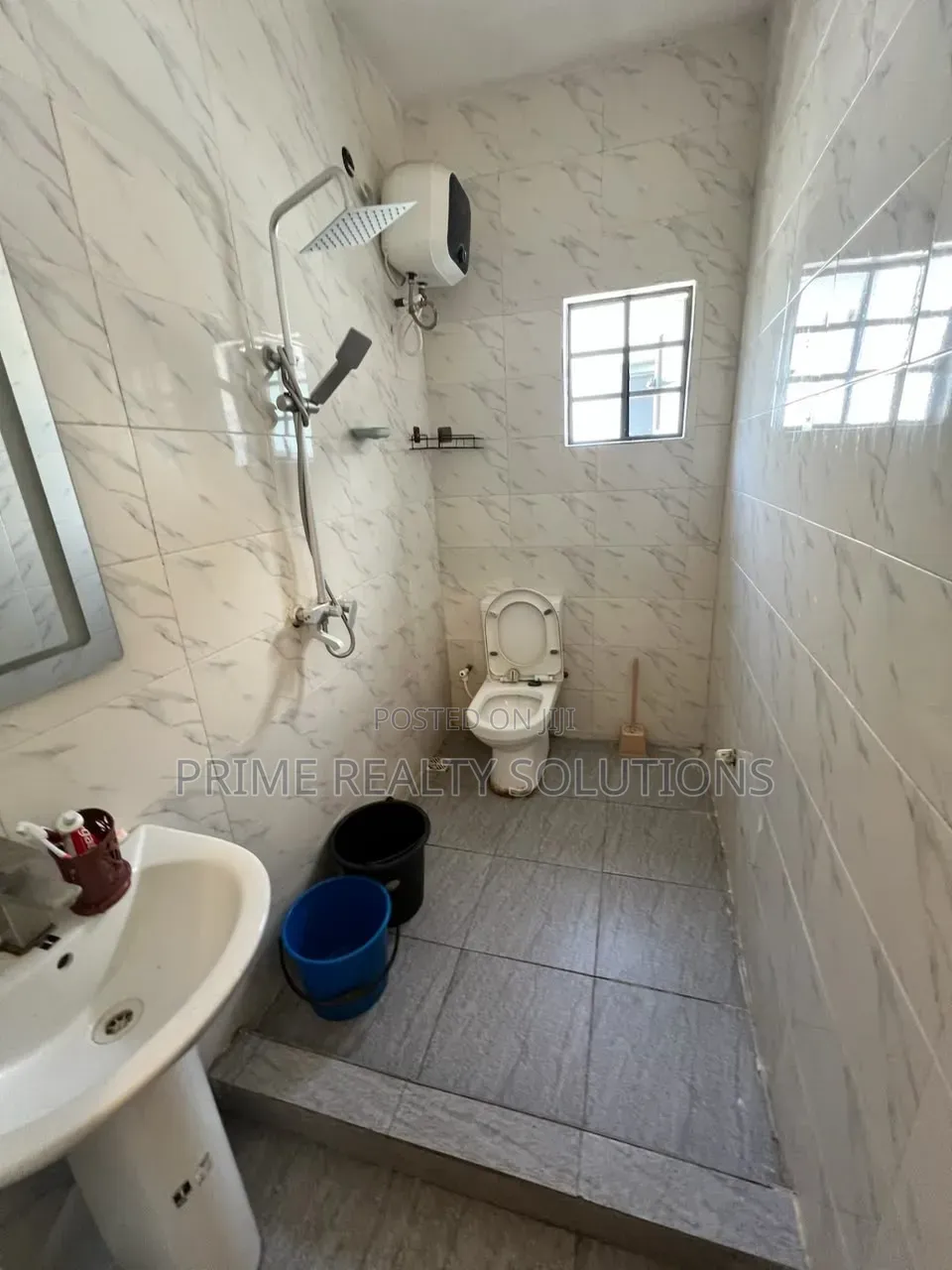 Mini Flat in Chevron for rent