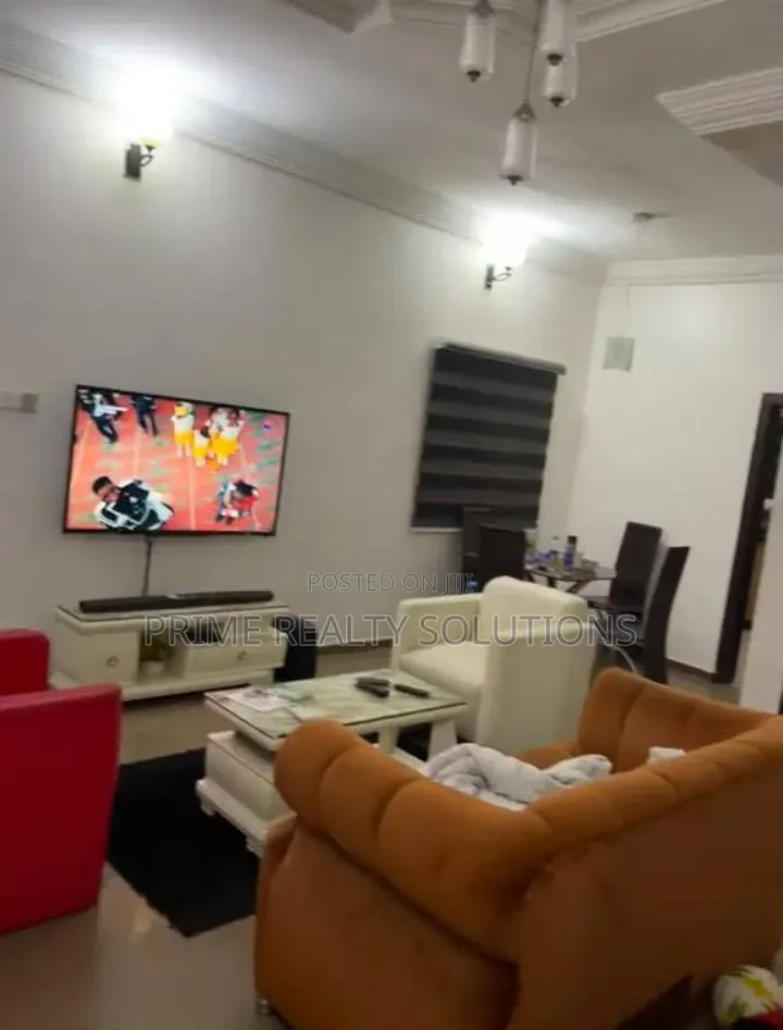 Mini Flat in Chevron for rent