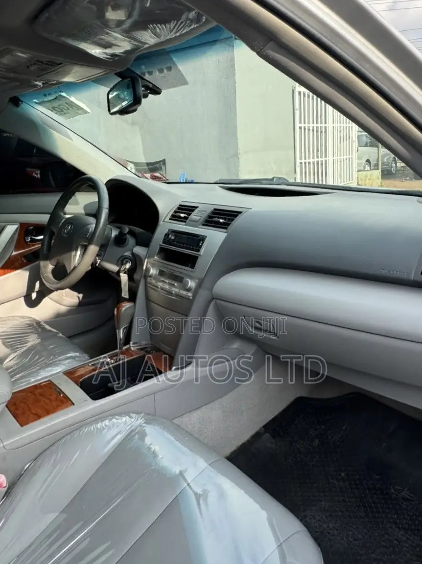 Toyota Camry XLE 4dr Sedan (2.5L 4cyl 6AM) 2010 Silver