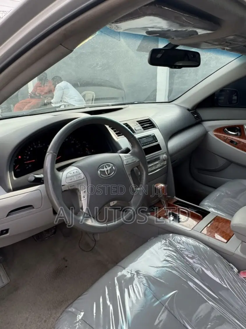 Toyota Camry XLE 4dr Sedan (2.5L 4cyl 6AM) 2010 Silver