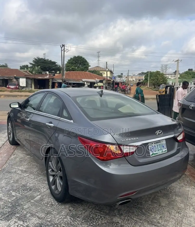 Hyundai Sonata SE 2.0T Sedan FWD (2.0L 4cyl 6A) 2011 Gray