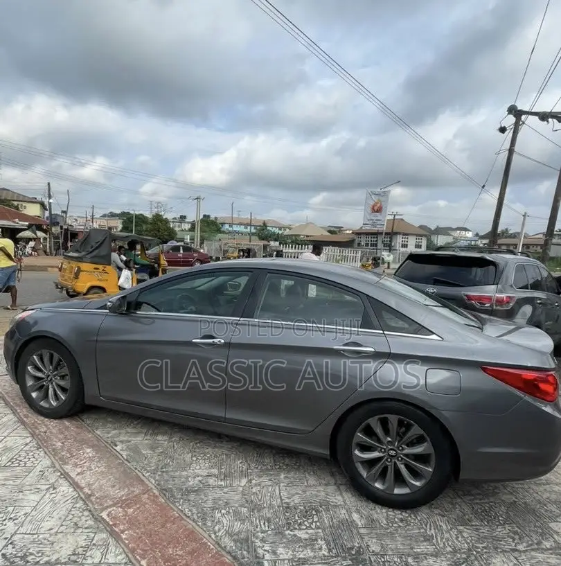 Hyundai Sonata SE 2.0T Sedan FWD (2.0L 4cyl 6A) 2011 Gray