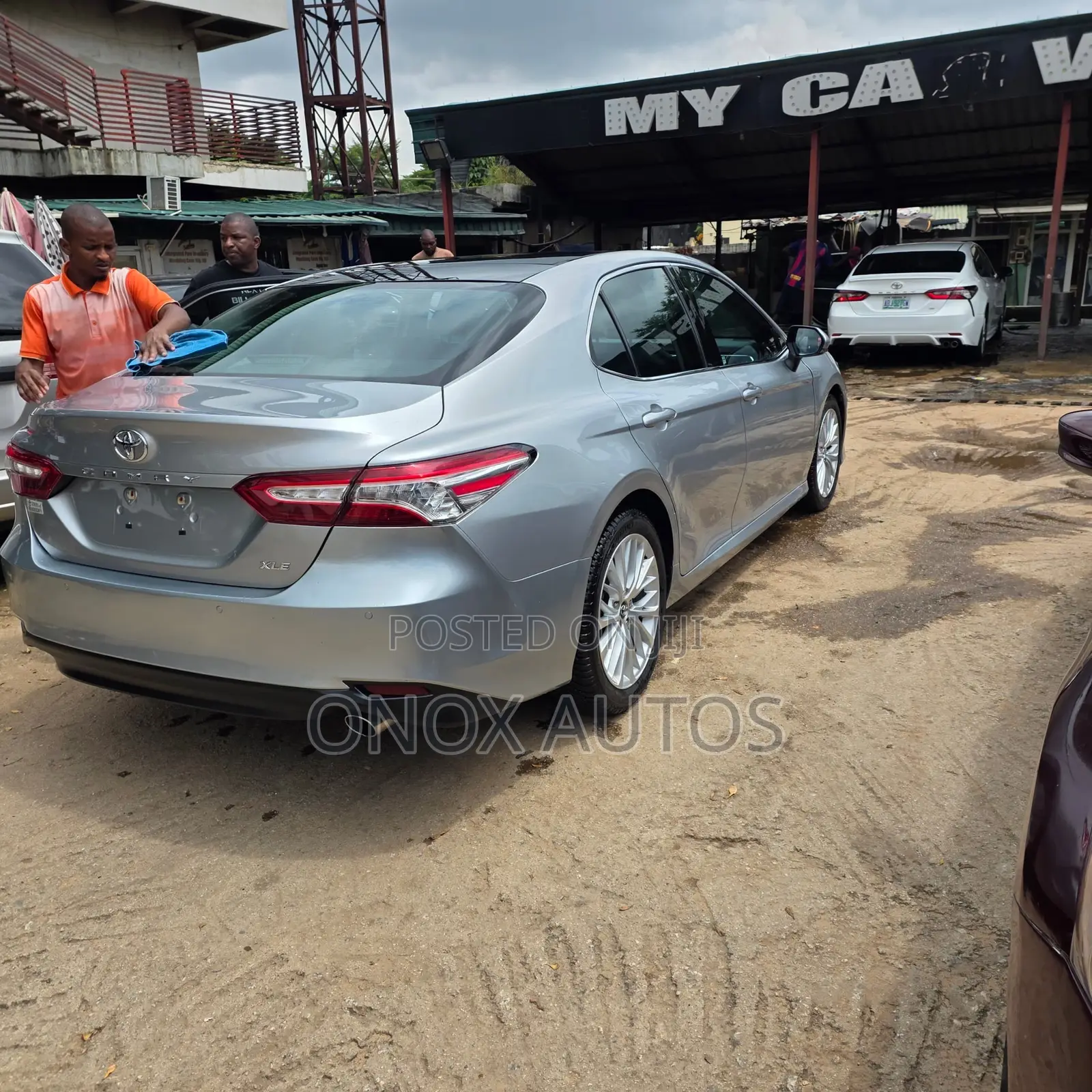 Toyota Camry XLE FWD (2.5L 4cyl 8AM) 2018 Silver