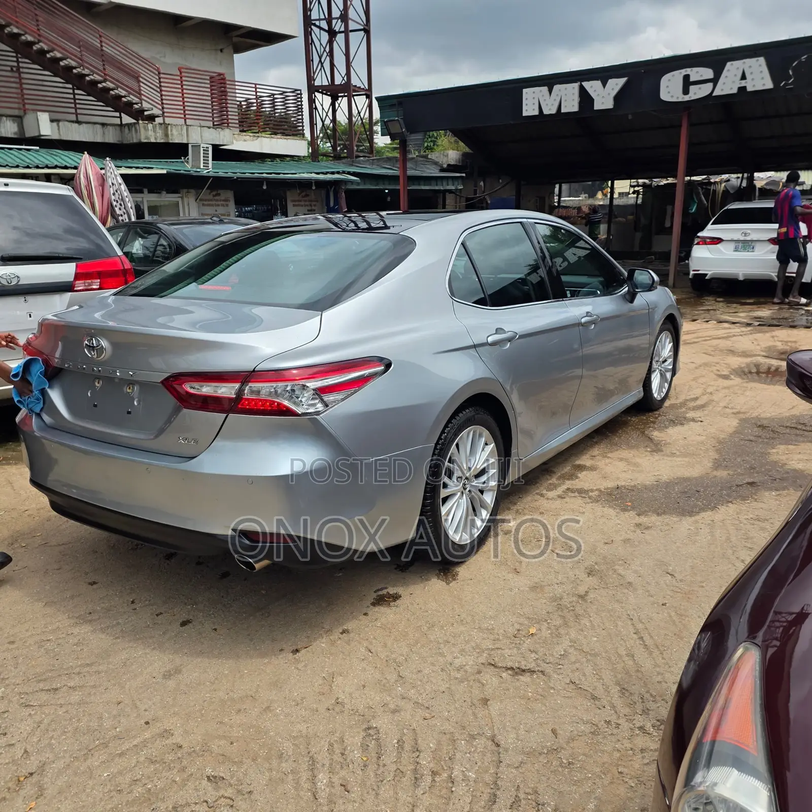 Toyota Camry XLE FWD (2.5L 4cyl 8AM) 2018 Silver