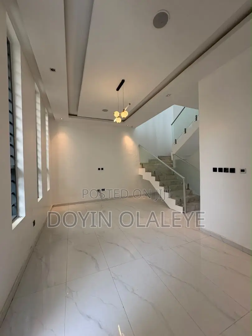 4bdrm Duplex in Chevron for sale